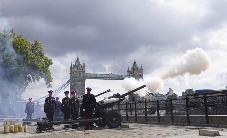 Országszerte megszólaltak a harangok, Londonban pedig 96 ágyúból adtak le díszsortüzet (Fotó: AP/Beta)