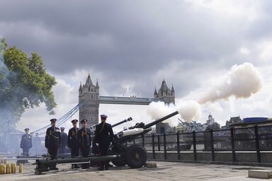Országszerte megszólaltak a harangok, Londonban pedig 96 ágyúból adtak le díszsortüzet (Fotó: AP/Beta)
