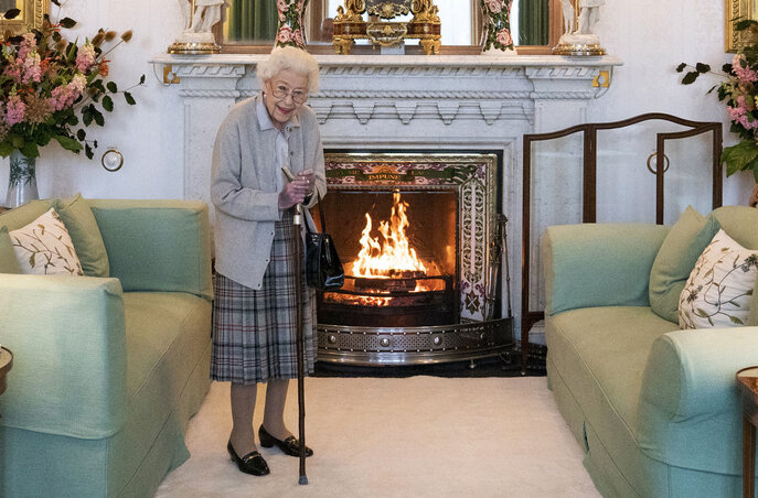 II. Erzsébet kedden a balmorali kastélyban még fogadta a kormányfő tisztességről leköszönő Boris Johnsont és az általa kinevezett útódját, Liz Trusst. Ez az egyik utolsó fotó róla (Fotó: AP/Beta)