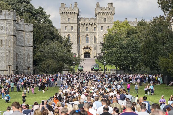 Tízezrek sereglettek össze tegnap a Windsor kastélynál, hogy virágot elhelyezve róják le kegyeletüket a néha uralkódő előtt. II. Erzsébetet jövő hétfőn itt helyezik örök nyugalomra (Fotó: AP via Beta)