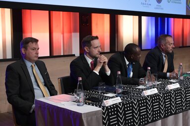 Budapest, 2022. szeptember 12.
Benes K�roly, a K�lgazdas�gi �s K�l�gyminiszt�rium Afrika-f�oszt�ly�nak vezet�je, Azbej Tristan, a Minisztereln�ks�g �ld�z�tt kereszt�nyek megseg�t�s��rt �s a Hungary Helps Program megval�s�t�s��rt felel�s �llamtitk�ra, Fra