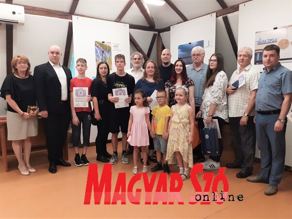 A Topolya a részletekben lakozik pályázat idei díjazottjainak egy része (Kazinczy Paszterkó Diana felvétele) A Topolya a részletekben lakozik pályázat idei díjazottjainak egy része (Kazinczy Paszterkó Diana felvétele)