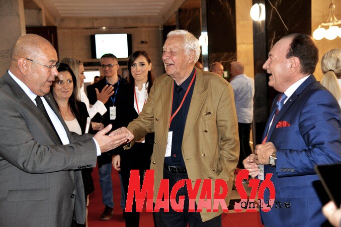 Pásztor István prof. dr. Milan Radovanovićtyal és Tihomir Simićtyel a konferencia szünetében (Dávid Csilla felvétele) Pásztor István prof. dr. Milan Radovanovićtyal és Tihomir Simićtyel a konferencia szünetében (Dávid Csilla felvétele)