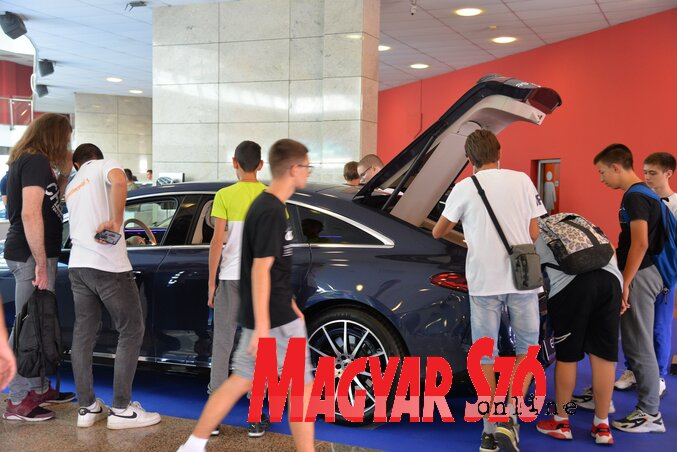 Nagy az érdeklődés, főleg a fiatalok körében (Fotó: Dávid Csilla) Nagy az érdeklődés, főleg a fiatalok körében (Fotó: Dávid Csilla)