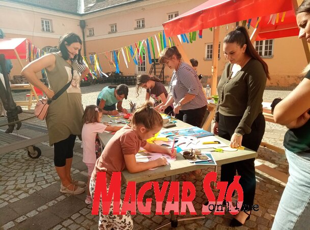 Színes álarcok is készültek (Fotó: Vidács Hajnalka) Színes álarcok is készültek (Fotó: Vidács Hajnalka)