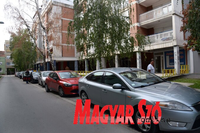 A rakpartra nyíló, Kozačinski utcában egyelőre ingyenes a parkolás, de amint a környéken fizetőssé válnak a parkolóhelyek, a még „ingyenes” utcákban ellehetetlenedik a parkolás (Fotó: Dávid Csilla felvétele) A rakpartra nyíló, Kozačinski utcában egyelőre ingyenes a parkolás, de amint a környéken fizetőssé válnak a parkolóhelyek, a még „ingyenes” utcákban ellehetetlenedik a parkolás (Fotó: Dávid Csilla felvétele)