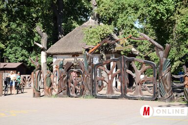Egyedi görbefakapu fogadja a látogatókat (Törőcsik László felvétele)