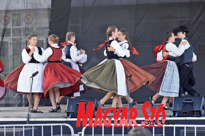 Perdült a sok szoknya: az Ispiláng táncsoport (Fotó: Gergely Árpád)