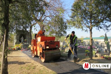 Járdaaszfaltozás a katolikus temetőben Adán (Fotó: Csincsik Zsolt)