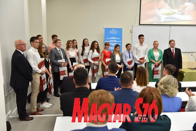 Az idén tizenöt jogászhallgató vehette át az MNT ösztöndíját (Molnár Edvárd felvétele) Az idén tizenöt jogászhallgató vehette át az MNT ösztöndíját (Molnár Edvárd felvétele)