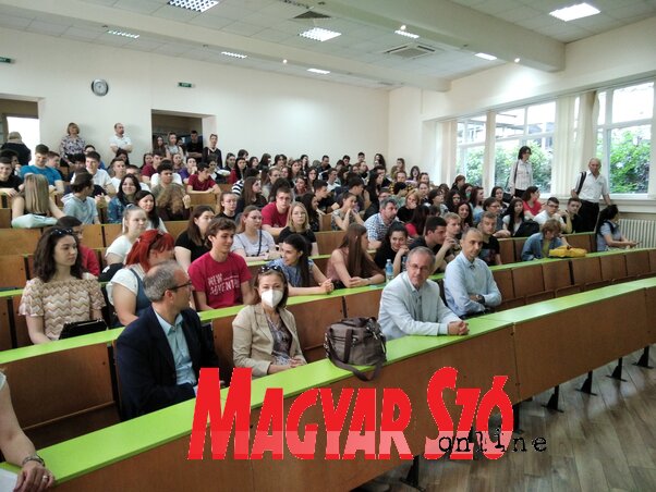 Több mint 200 középiskolás érkezett az Újvidéki Egyetem Technológiai Karára (Fotó: Tóth D. Lívia felvétele) Több mint 200 középiskolás érkezett az Újvidéki Egyetem Technológiai Karára (Fotó: Tóth D. Lívia felvétele)