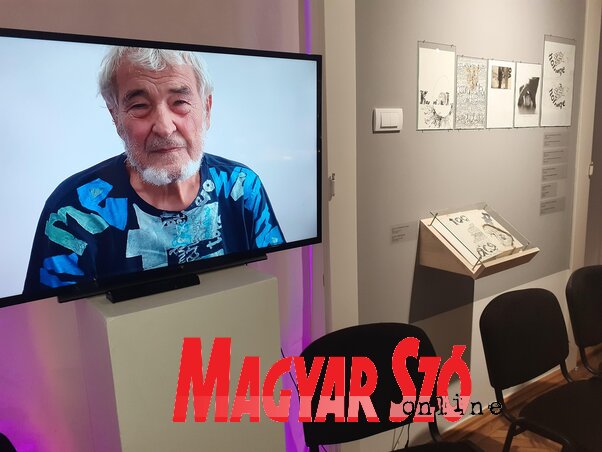 Csernik Attila videokapcsolat formájában köszöntötte a kiállítás résztvevőit (Fotó: Kazinczy Paszterkó Diana felvétele) Csernik Attila videokapcsolat formájában köszöntötte a kiállítás résztvevőit (Fotó: Kazinczy Paszterkó Diana felvétele)