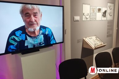 Csernik Attila videokapcsolat formájában köszöntötte a kiállítás résztvevőit (Fotó: Kazinczy Paszterkó Diana felvétele)