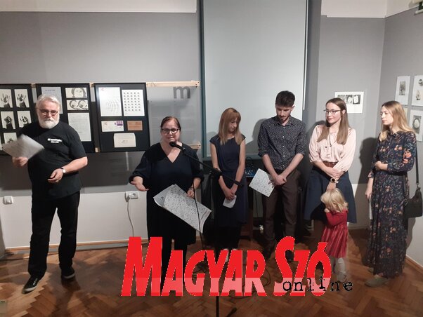 Fenyvesi Ottó költő, dr. Ninkov Kovacsev Olga, Árva Judit, Klájó Adrián és Vastag Gazsó Hargita kurátorok, illetve Móricz Ildikó arculattervező társaságában megnyitja Csernik Attila retrospektív kiállítását (Fotó: Kazinczy Paszterkó Diana) Fenyvesi Ottó költő, dr. Ninkov Kovacsev Olga, Árva Judit, Klájó Adrián és Vastag Gazsó Hargita kurátorok, illetve Móricz Ildikó arculattervező társaságában megnyitja Csernik Attila retrospektív kiállítását (Fotó: Kazinczy Paszterkó Diana)