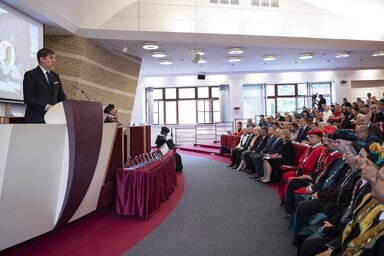 R�vkom�rom, 2022. szeptember 16.
Szil�gyi P�ter, a Minisztereln�ks�g nemzetpolitik��rt felel�s helyettes �llamtitk�ra besz�det mond a Selye J�nos Egyetem tan�vnyit� �nneps�g�n a szlov�kiai R�vkom�romban 2022. szeptember 16-�n.
MTI/Bodn�r Bogl�rka