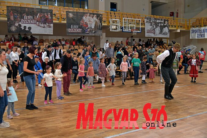 A gyerekek nagyon élvezték a táncolást (Fotó: Gergely József) A gyerekek nagyon élvezték a táncolást (Fotó: Gergely József)