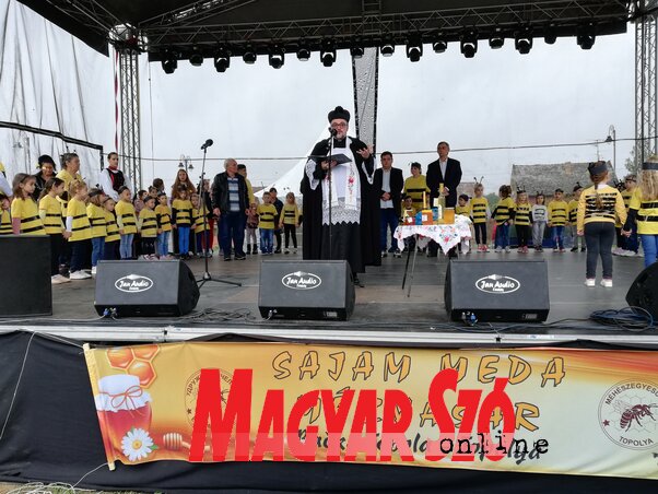 Szakály József atya mézszentelőjét a színpadról követték a szervezők és a Bambi Iskoláskor Előtti Intézmény ovisai, óvodapedagógusai (Fotó: Tóth Péter) Szakály József atya mézszentelőjét a színpadról követték a szervezők és a Bambi Iskoláskor Előtti Intézmény ovisai, óvodapedagógusai (Fotó: Tóth Péter)