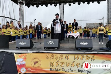Szakály József atya mézszentelőjét a színpadról követték a szervezők és a Bambi Iskoláskor Előtti Intézmény ovisai, óvodapedagógusai (Fotó: Tóth Péter)