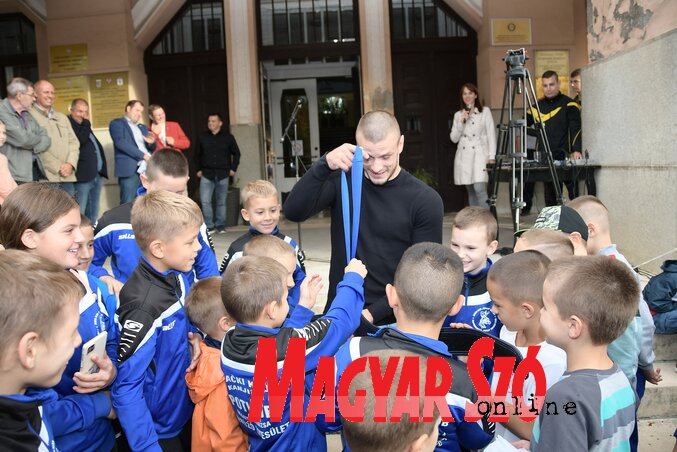 Nagy Szebasztiánt körülfogták a Potisje kisbirkózói a magyarkanizsai fogadtatáson (Puskás Károly felvétele)