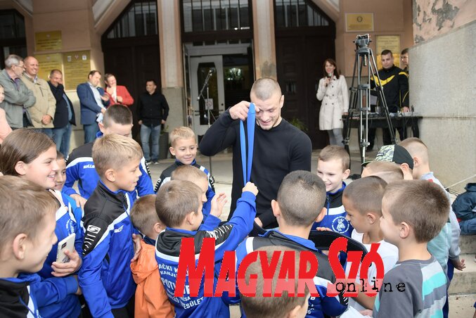 Nagy Szebasztiánt körülfogták a Potisje kisbirkózói a magyarkanizsai fogadtatáson (Puskás Károly felvétele)