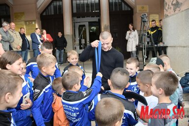 Nagy Szebasztiánt körülfogták a Potisje kisbirkózói a magyarkanizsai fogadtatáson (Puskás Károly felvétele)