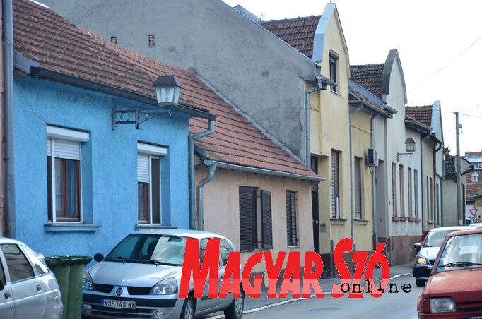 Az Almási városnegyed nagyjából három évszázada megvan, Újvidék építészeti örökségének, hagyományvilágának szerves részét alkotja. Az itt lévő házak országos szintű védelmet élveznek (Fotó: Dávid Csilla felvétele) Az Almási városnegyed nagyjából három évszázada megvan, Újvidék építészeti örökségének, hagyományvilágának szerves részét alkotja. Az itt lévő házak országos szintű védelmet élveznek (Fotó: Dávid Csilla felvétele)