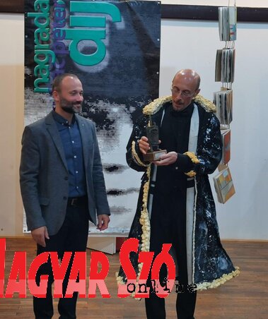 Szatmári Adrián polgármestertől Raffay Endre, a kitüntetett művésztelep vezetője vette át a Nagyapáti-díjat