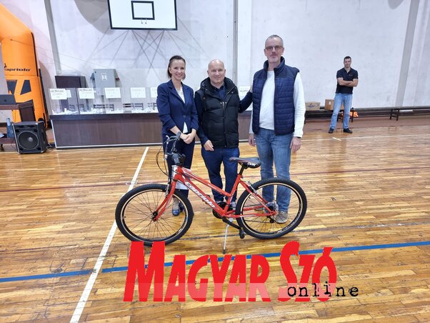 A magyarkanizsai általános iskolába is került bicaj (Fotó: Puskás Károly) A magyarkanizsai általános iskolába is került bicaj (Fotó: Puskás Károly)
