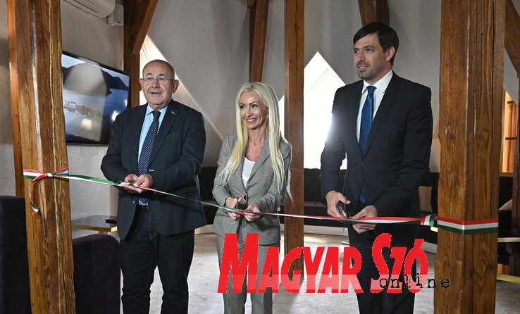 Pásztor István, Nagy Veronika, a szállodakivitelezés mindenese és Magyar Levente az újvidéki Queen Hotel ünnepélyes avatóján(Fotó: Ótos András felvétele) Pásztor István, Nagy Veronika, a szállodakivitelezés mindenese és Magyar Levente az újvidéki Queen Hotel ünnepélyes avatóján(Fotó: Ótos András felvétele)