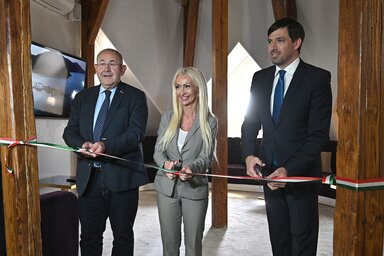 Ištvan Pastor, Veronika Nađ, glavna i odgovorna za realizaciju hotela i Levente Mađar na svečanom otvaranju hotela „Queen” u Novom Sadu (Foto: Otoš Andraš)