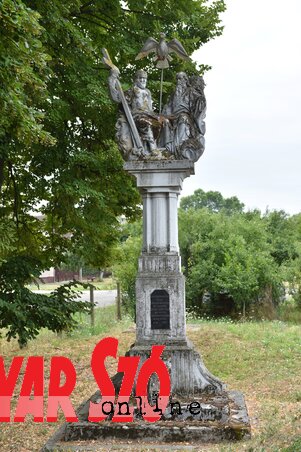 A Szentháromság szobor őrzi a németek letelepedésének emlékét A Szentháromság szobor őrzi a németek letelepedésének emlékét