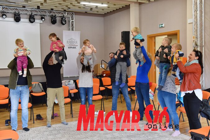 Kicsinyek a magasban Palicson (Fotó: Molnár Edvárd felvétele) Kicsinyek a magasban Palicson (Fotó: Molnár Edvárd felvétele)