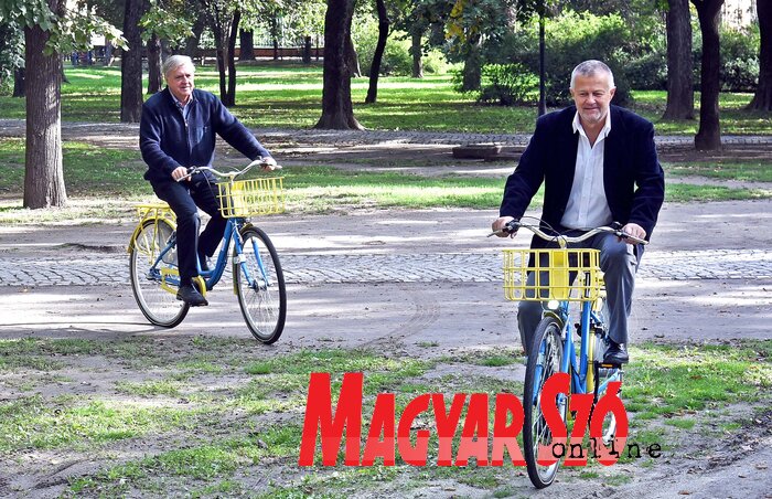 Czegledi Rudolf és Kosiczki András is kipróbálták az új bicikliket (Gergely Árpád felvétele)