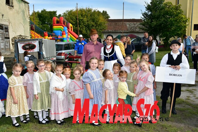 A legkisebbek is szeretik és éltetik a hagyományokat (Fotó: Puskás Károly) A legkisebbek is szeretik és éltetik a hagyományokat (Fotó: Puskás Károly)