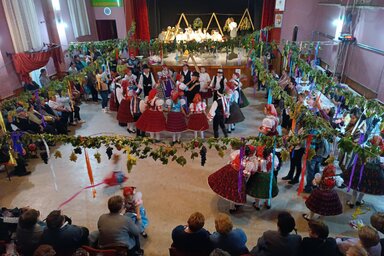 A bálban minden csoport bemutatkozik egy-egy néptánc koreográfiával