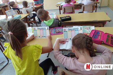 A gyerekek az órarendhez egy kis emlékeztetőt kaptak a közlekedési jelekről