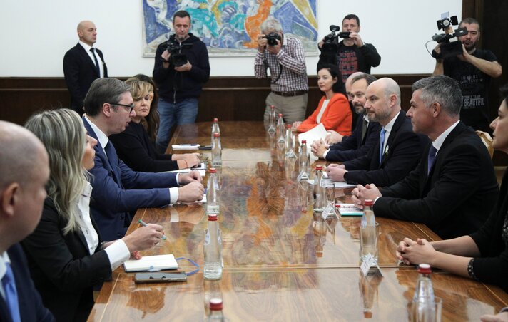 Vučić az Európai Parlament küldöttségének tagjaival tárgyal (Fotó: Beta)