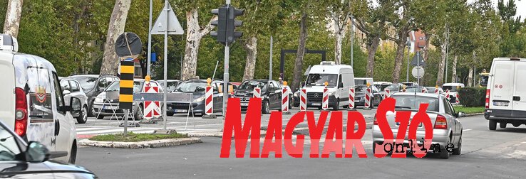 A munkálatok miatt komoly forgalmi dugók alakulnak ki, amelyek további dugókat eredményeznek városszerte (Fotó: Ótos András felvétele) A munkálatok miatt komoly forgalmi dugók alakulnak ki, amelyek további dugókat eredményeznek városszerte (Fotó: Ótos András felvétele)
