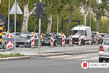 A munkálatok miatt komoly forgalmi dugók alakulnak ki, amelyek további dugókat eredményeznek városszerte (Fotó: Ótos András felvétele)