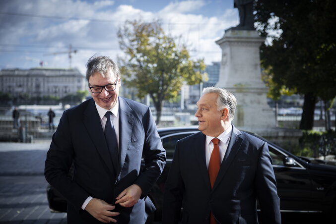 Orbán Viktor miniszterelnök (jobbról) fogadja a magyar–osztrák–szerb csúcstalálkozóra érkező Aleksandar Vučić államfőt a budai Várkert Bazárnál (Fotó: Miniszterelnöki Sajtóiroda)