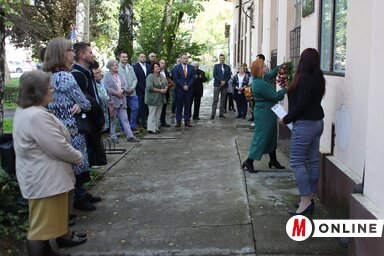 A Csépe-emléktábla megkoszorúzása (Lakatos János felvétele)