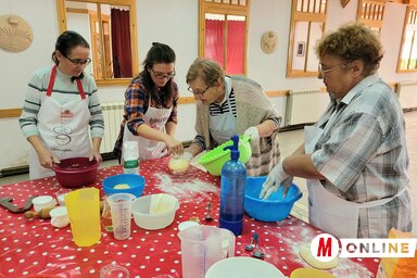 Készül a hagyományos krémes hájas tésztával (Lakatos János felvétele)