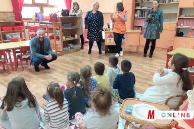 Szatmári Adrián az ajándékok átadását követően elbeszélgetett a pacséri ovisokkal (Kazinczy Paszterkó Diana felvétele)