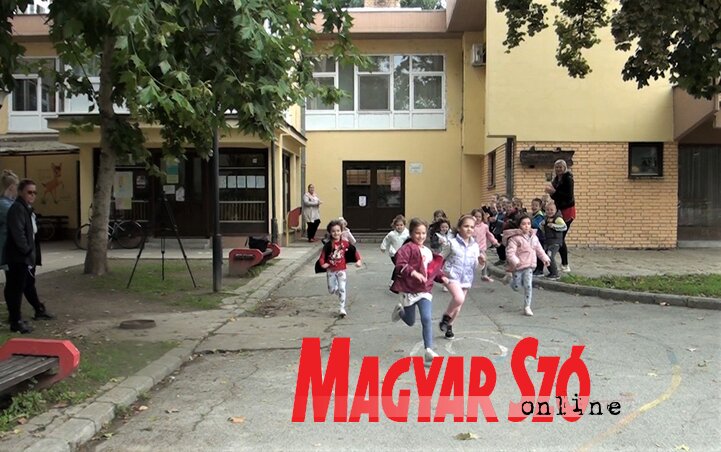 Jelmezbál, diszkó, aszfaltrajz és futóverseny tarkítja a gyermekheti programokat az óvodákban (Kazinczy Paszterkó Diana felvétele)