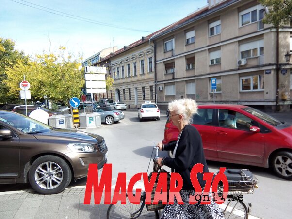 Az extra zónában csak egy órát lehet parkolni, a jegy ára 70 dinár lesz (Fotó: Szeli Balázs felvétele) Az extra zónában csak egy órát lehet parkolni, a jegy ára 70 dinár lesz (Fotó: Szeli Balázs felvétele)