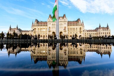 Felvonták, majd félárbócra engedték a nemzeti lobogót a budapesti Kossuth téren (Fotó: MTI-fotó)