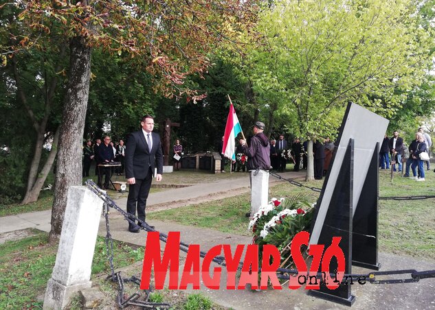 Fremond Árpád a Hősök sírjánál Fremond Árpád a Hősök sírjánál