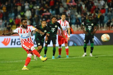 Kanga tizenegyesből szerezte meg a vezetést a Zvezdának, de második gólja látványosabb volt (Fotó: Beta)