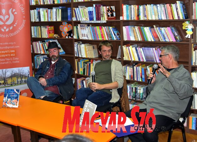 A csókai könyvbemutató vendégei Szögi Csaba, Tóbiás Krisztián és Beszédes István (Fotó: Gergely József)