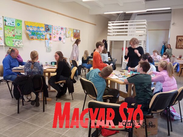 Mintegy harminc gyermek ismerkedhetett meg az újrahasznosított papírral (Fotó: Kancsár Izabella) Mintegy harminc gyermek ismerkedhetett meg az újrahasznosított papírral (Fotó: Kancsár Izabella)